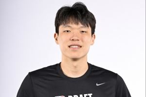 孟超：杨瀚森清瘦了 不试训的日子也到球馆训练 也积极地学习语言